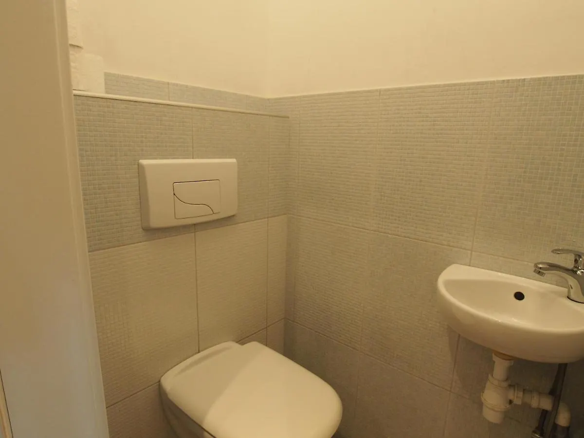 Grand-Tourist Center Point Apartments 그단스크 0*,